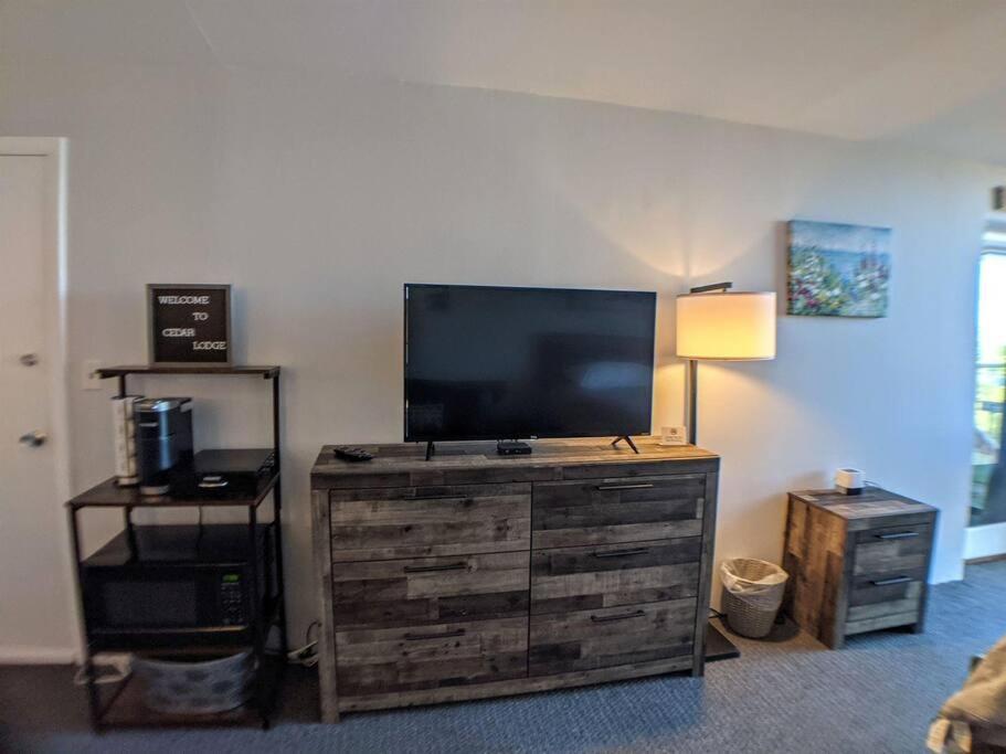 Cute Cedar Lodge Studio With Balcony & Lake Views! Laconia Exteriér fotografie