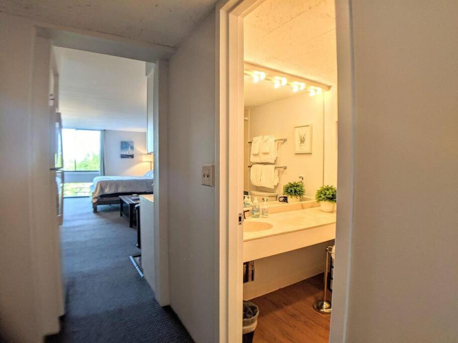 Cute Cedar Lodge Studio With Balcony & Lake Views! Laconia Exteriér fotografie