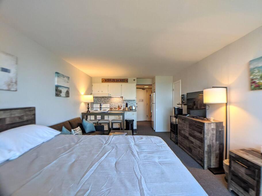 Cute Cedar Lodge Studio With Balcony & Lake Views! Laconia Exteriér fotografie